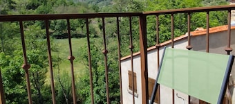 Stone barn in Catalan village with river. Mountains & beaches. 3 Star rating
