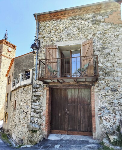 Stone barn in Catalan village with river. Mountains & beaches. 3 Star rating