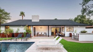 A modern house with a swimming pool, outdoor seating, and a patio area. - Turquoise Retreat - Pool, Putting Green, Location! (Scottsdale)