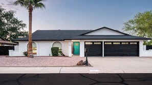 Exterior - Turquoise Retreat - Pool, Putting Green, Location! (Scottsdale)
