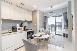 Jääkaappi, mikroaaltouuni, uuni, liesi