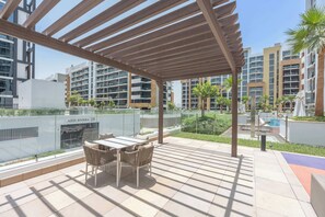 Outdoor dining - StayShort -Cozy Studio in Azizi Riviera Sleeps 3 with Pool (Meydan)