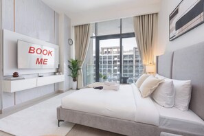 Escritorio, tabla de planchar con plancha, wifi y ropa de cama