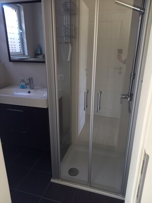 Douche, sèche-cheveux, savon, papier toilette