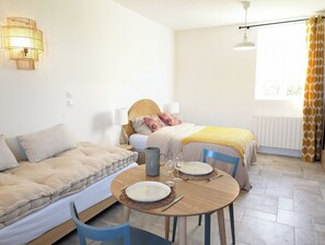 Iron/ironing board, WiFi, bed sheets