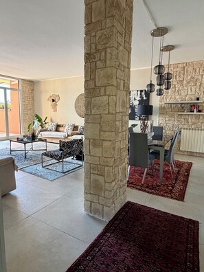 Smart TV, computer monitors