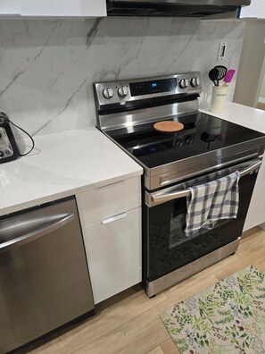 Private kitchen - Private yard, big TV, beautiful patio (Edmonton)
