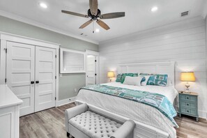 9 Schlafzimmer, Schreibtisch, Bügeleisen/Bügelbrett, Reisekinderbett