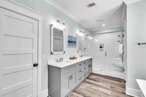 Suihku, hiustenkuivaaja, pyyhkeet, sampoo