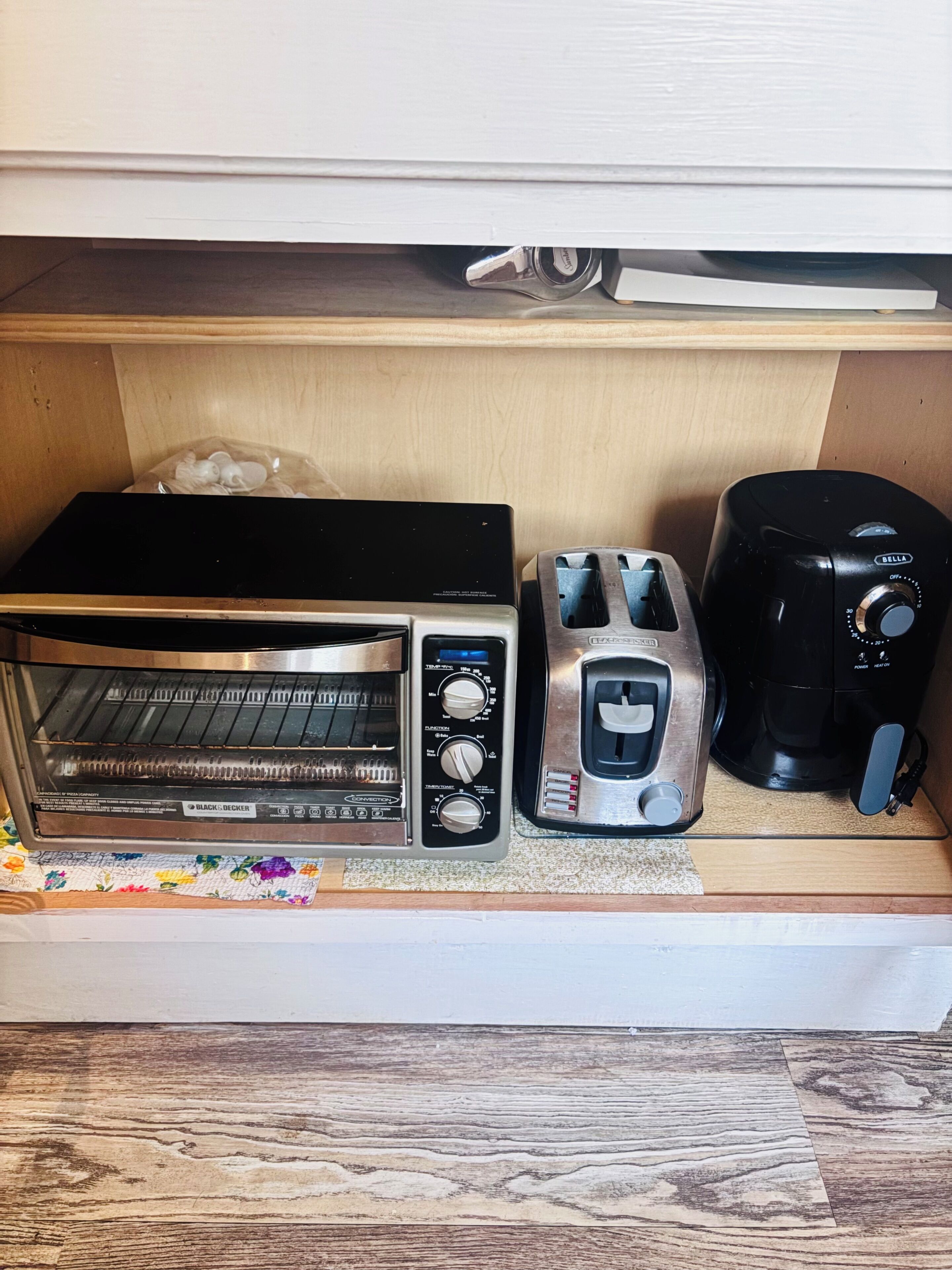 Una cocina con tostadora, cafetera y horno tostador.