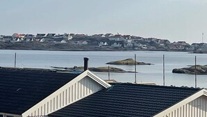 A coastal town with houses along the water. - 4 Star Holiday Home in Hono (Hono)