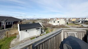 A residential area with houses, a wooden deck, and a clear sky. - 4 Star Holiday Home in Hono (Hono)