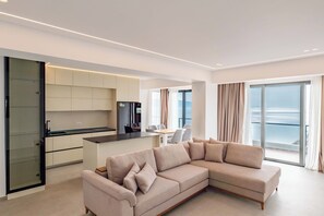 Suite with Sea View & Terrace | 起居区 | 15-英寸等离子电视(配备卫星频道)