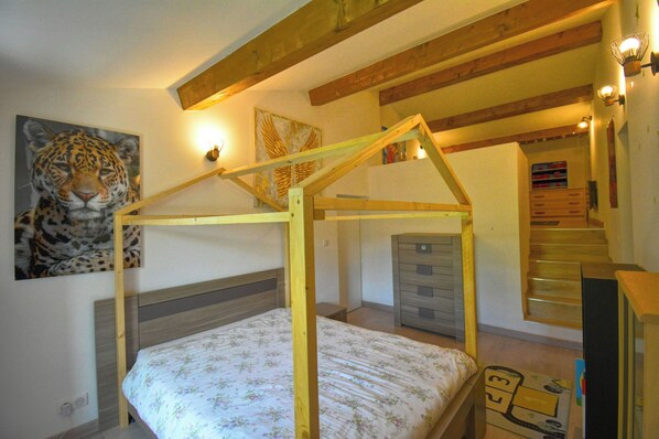 2 bedrooms, iron/ironing board, WiFi, bed sheets
