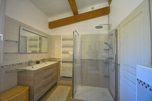 Hair dryer, bidet, towels, toilet paper