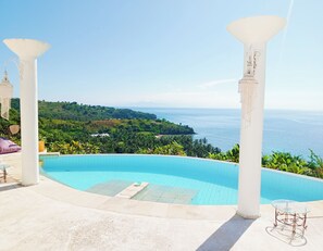 Outdoor pool - VistaMonti Private Villas (Pemenang)