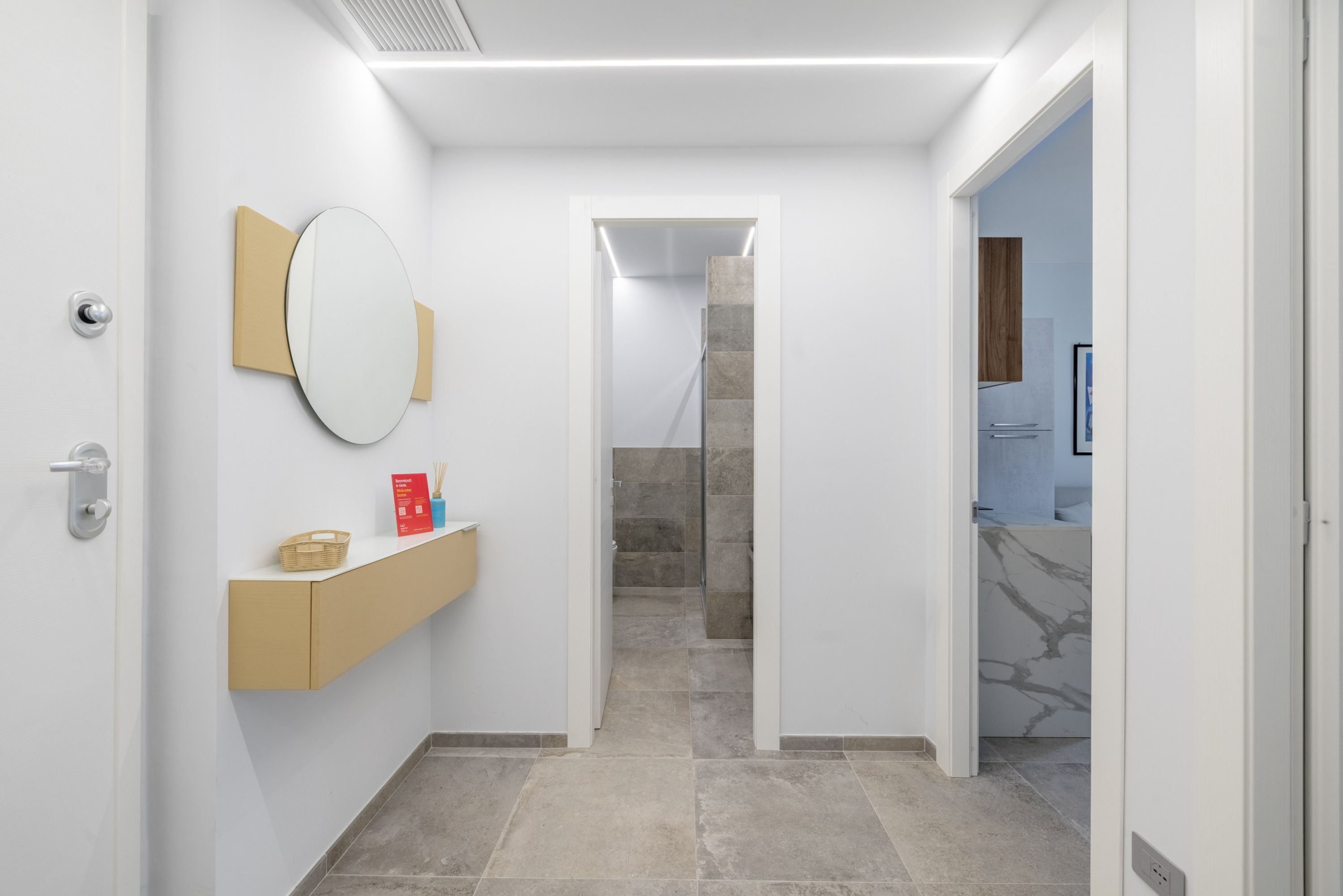 Een moderne badkamer met een wastafel, spiegel en douchehoek.