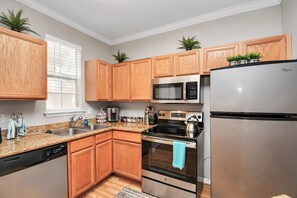 冷蔵庫、電子レンジ、オーブン、コンロ