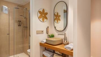 Een haardroger, handdoeken