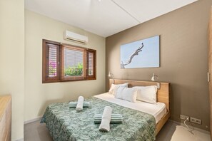 2 dormitorios, tabla de planchar con plancha, cuna de viaje