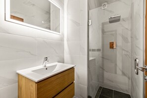 Dusche, Haartrockner, Handtücher, Seife