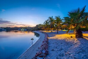 Plage, chaises longues, serviettes de plage