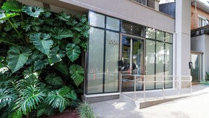 Un edificio con grandes ventanales y el número "1004" en la fachada.
