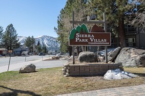 Une enseigne indiquant l’emplacement de Sierra Park Villas, avec une chaîne de montagnes en arrière-plan.