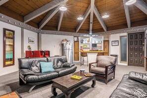 TV, peis og kontorer