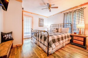 3 bedrooms, desk, iron/ironing board, free WiFi - Beautiful 3BD Cabin Near TOWN! Hot Tub + Fire Pit! (Sevierville)