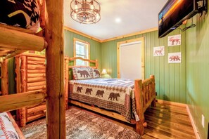 3 bedrooms, desk, iron/ironing board, free WiFi