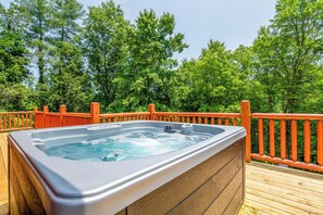 Outdoor spa tub - Beautiful 3BD Cabin Near TOWN! Hot Tub + Fire Pit! (Sevierville)