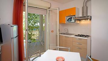 Frigorifero, microonde, piano cottura, pentole/stoviglie/utensili