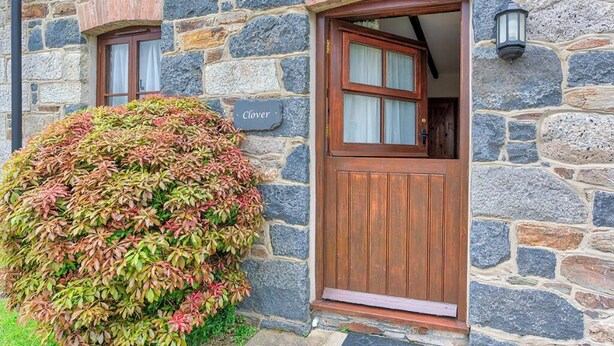 A stone building with a wooden door and a window. - Clover Cottage (Saint Wenn)