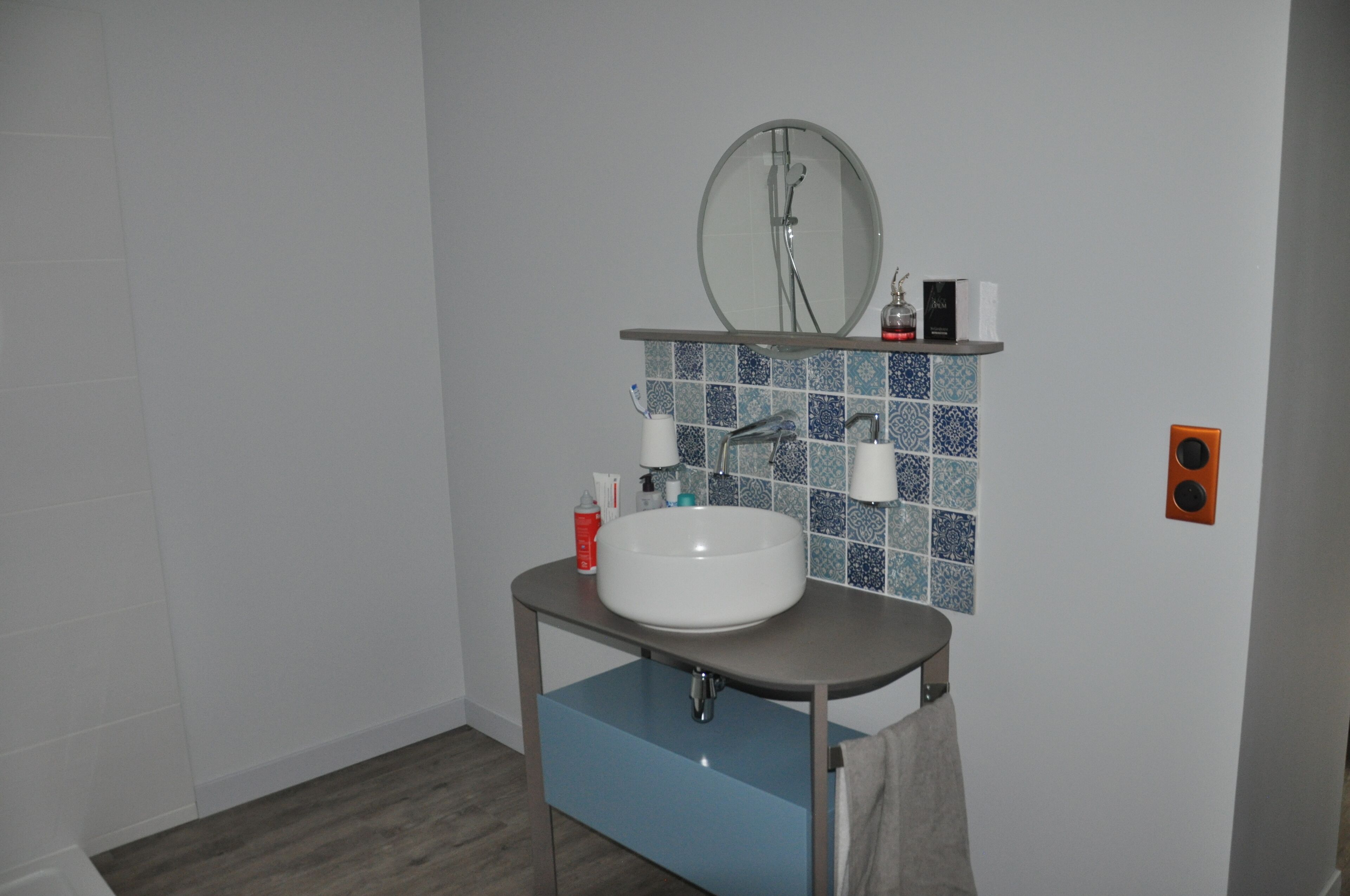 Douche, sèche-cheveux, serviettes fournies, savon