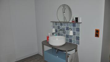 Ducha, secador de pelo, toallas, jabón