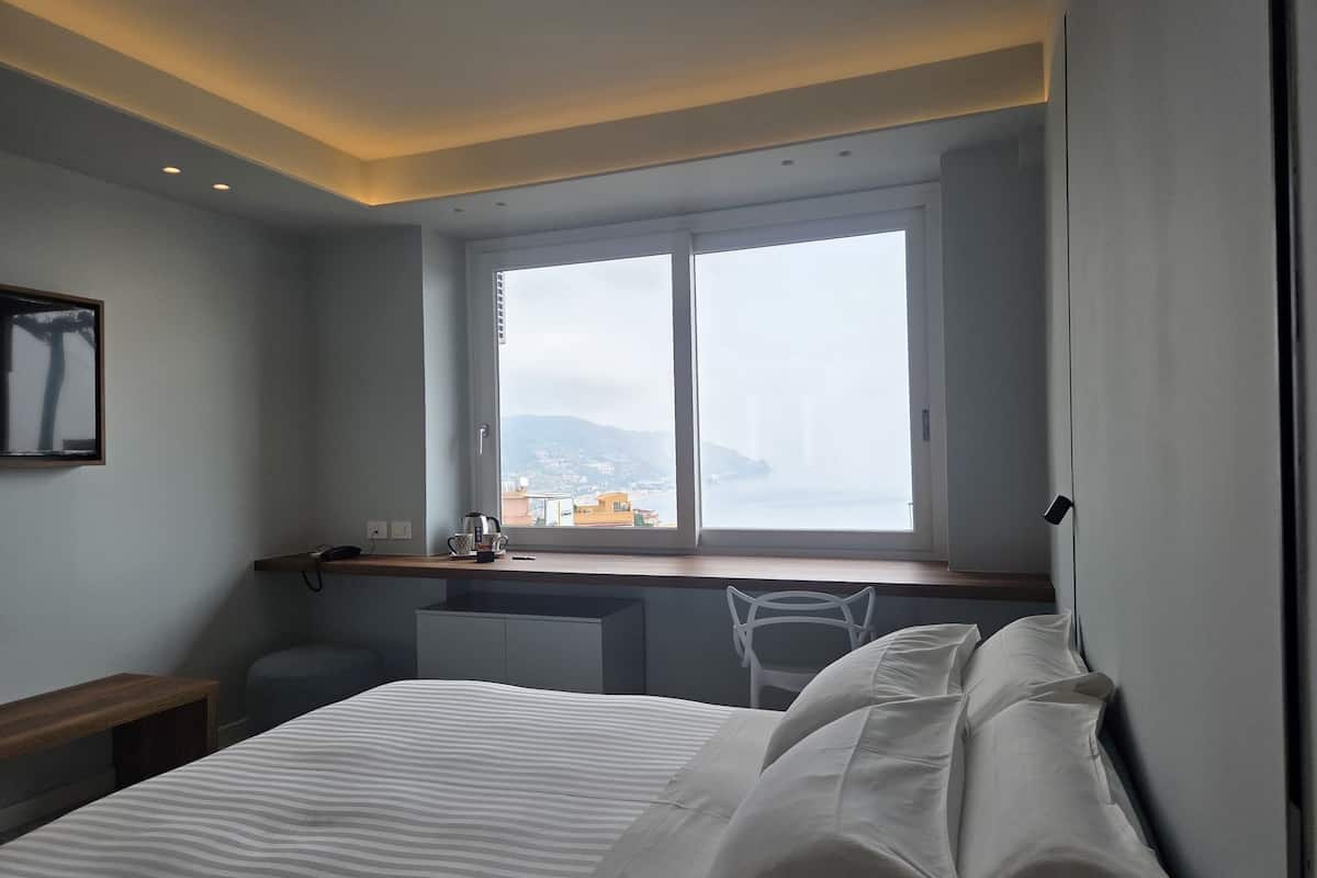 Room, Sea View | Peti besi dalam bilik, meja, ruang kerja komputer riba
