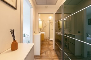 Shower, bidet, towels