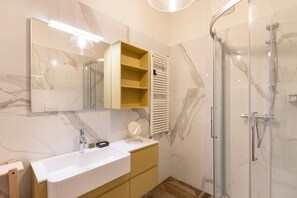 Dusche, Bidet, Handtücher