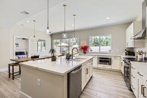 ثلاجة، ميكروويف، فرن، موقد طهي مسطح