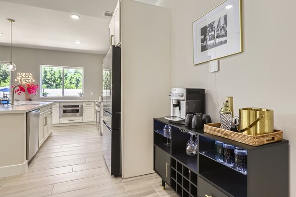Refrigerador, microondas, horno, placa de cocina