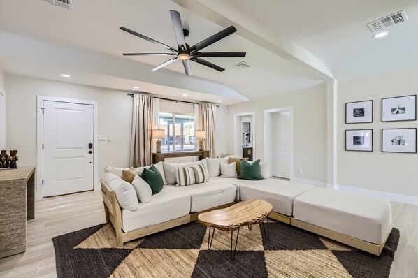 تلفزيون ذكي، مدفأة، ألعاب فيديو