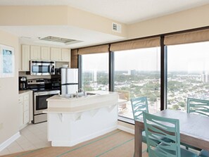 Een microgolfoven, een kookplaat