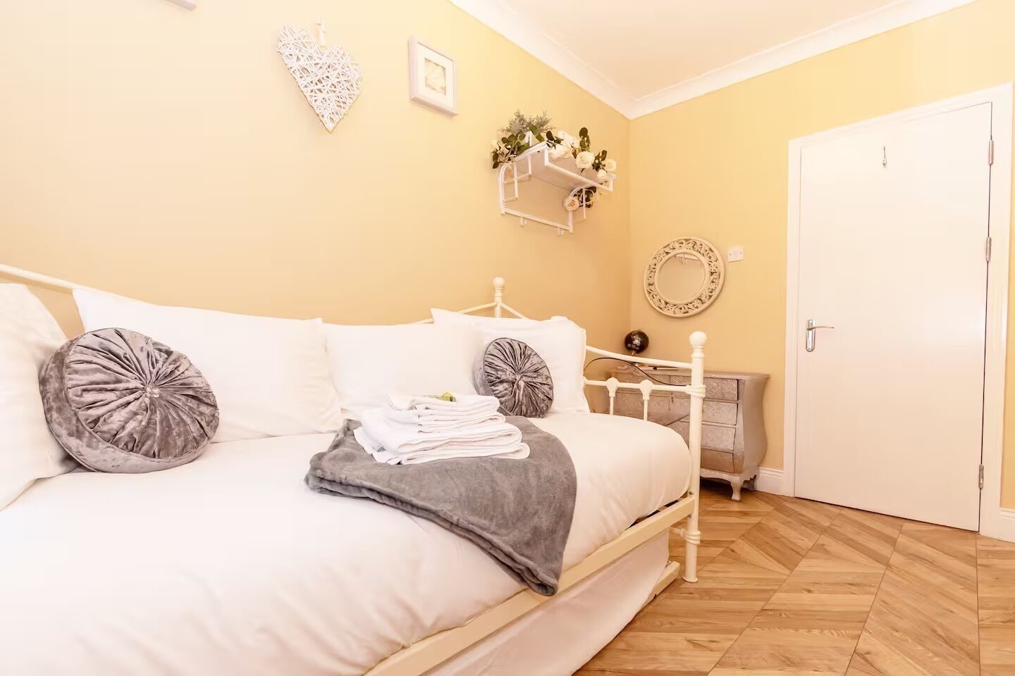 2 多间卧室、熨斗/熨衣板、WiFi、床单