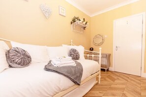 2 chambres, fer et planche à repasser, Wi-Fi, draps fournis