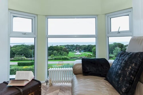 The Seaview - Panoramic Coastal Views, 2 bed South Shields Apartment