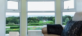 The Seaview - Panoramic Coastal Views, 2 bed South Shields Apartment