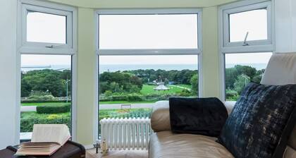 The Seaview - Panoramic Coastal Views, 2 bed South Shields Apartment