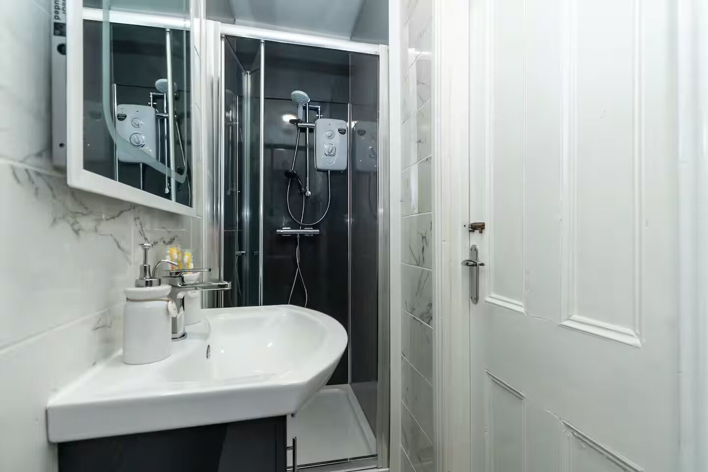 Ducha, secador de pelo, toallas y jabón