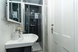 Ducha, secador de pelo, toallas, jabón